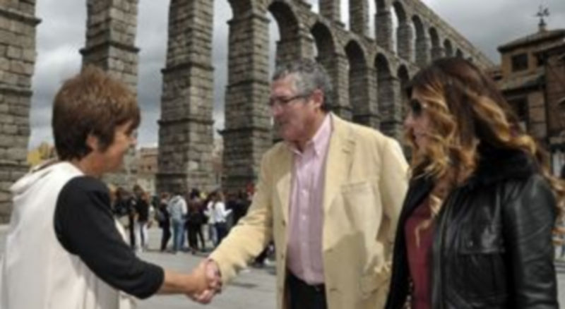 El presidente del Senado de Chile saluda a Claudia de Santos. / Juan Martín