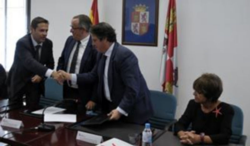 Ramírez y Serrano durante la firma del convenio para promocionar Segovia a través de ‘Avexperience. / Juan Martín