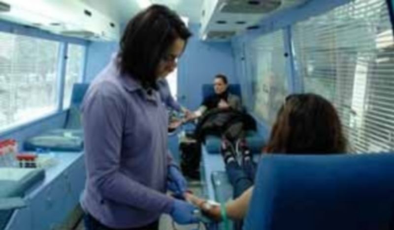 Consulta interior del autobús de la donación de sangre. / juan martin