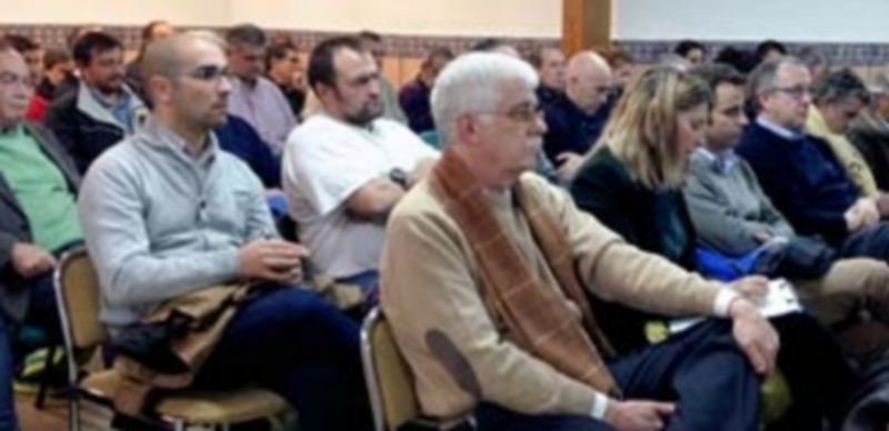 El PP explica a sus alcaldes las inversiones del Gobierno y la Junta 1 Los ediles y los parlamentarios compartieron información en El Espinar. / EA