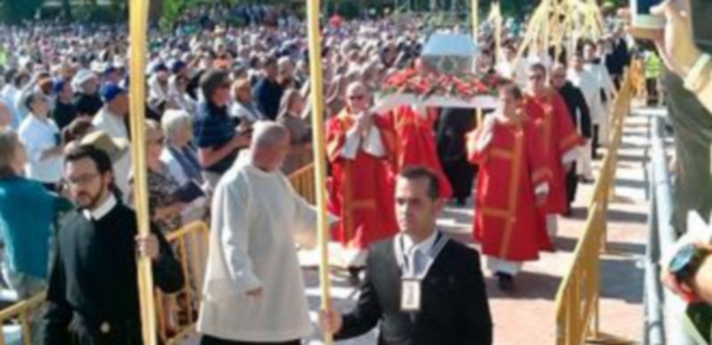 Un momento de la multitudinaria ceremonia celebrada ayer en la capital tarraconense. / Europa Press