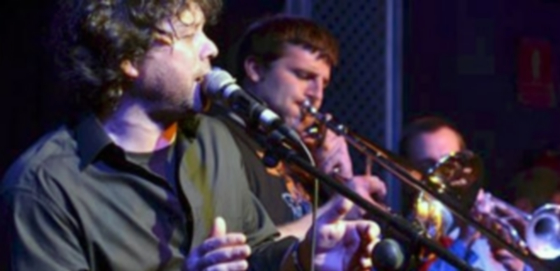 La música se traslada a las terrazas 1 Dinamita y Cía actuarán en ‘Vete al fresco’ el próximo sábado. / Fatima Gonzalez