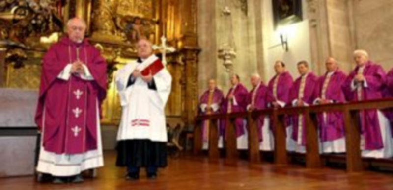 El obispo Ángel Rubio presidió la misa por el papa emérito. / Ical