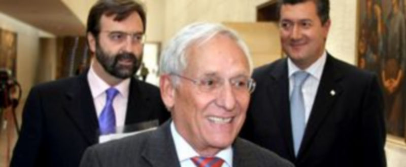 Atilano Soto (centro) con los directores de Caja Segovia (izq.) y Caja Ávila./ ical