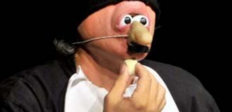 La boca y la barbilla de Hugo recrean uno de los títeres de carne y hueso de “Cuentos pequeños 2”. / Kamarero.