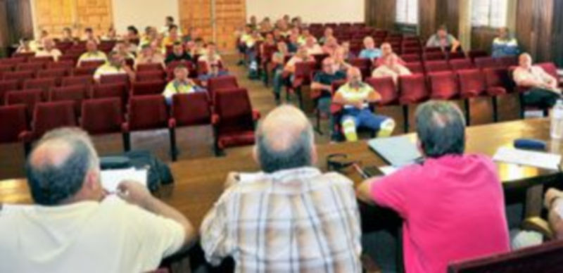 Asamblea celebrada ayer por la plantilla del servicio de recogida de residuos y limpieza viaria de Segovia. / Kamarero