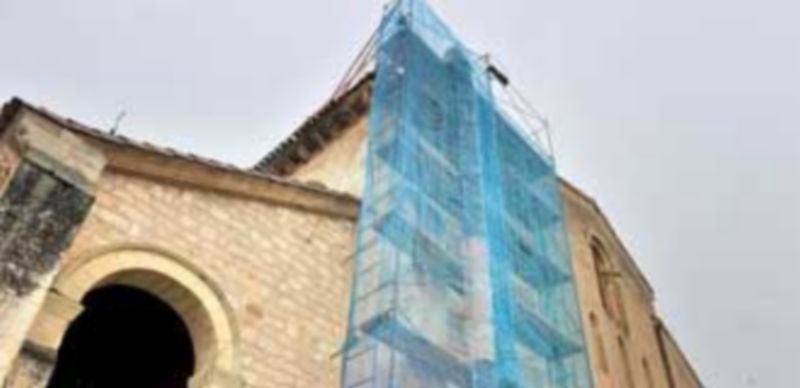 Los trabajos de retejado de la cubierta han comenzado ya con la instalación del andamiaje. / Kamarero