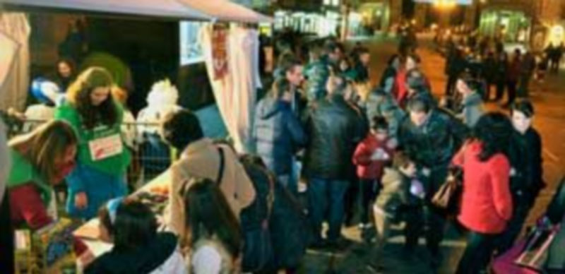 Imagen del numeroso público que acudió a la chocolatada solidaria con ASPACE en Fernández Ladreda. / Kamarero