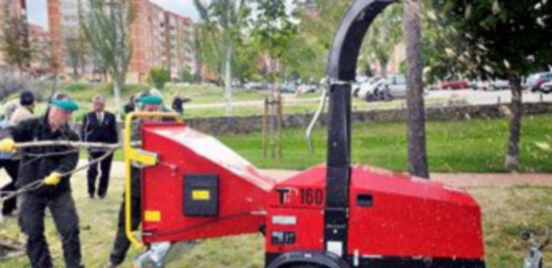 La nueva máquina tiene un potente motor triturador que astilla los restos vegetales. / Kamarero