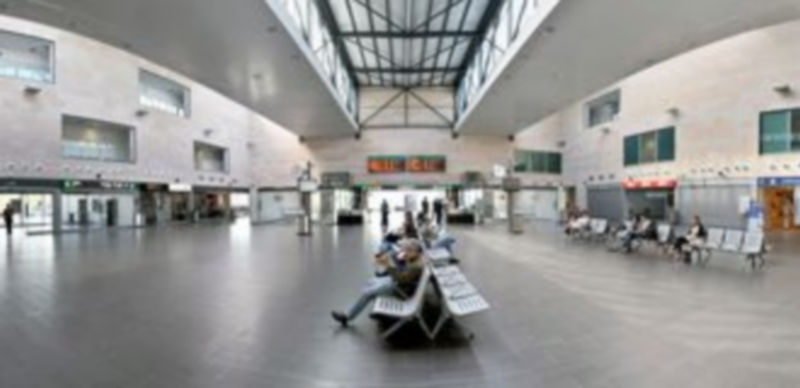 Pasajeros de tren esperan en la sala princial de la estación de alta velocidad Segovia-Guiomar. / KAMARERO