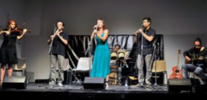 El grupo Mestura en su actuación en la Alhóndiga durante el festival Folk Segovia / Kamarero