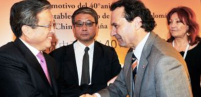 El alcalde de Segovia Pedro Arahuetes saluda al embajador de China en nuestro país