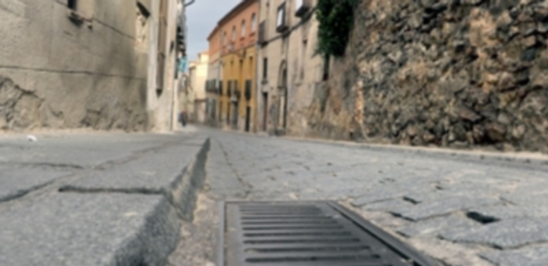 A algunas horas de la tarde y de la noche la calle Daoíz muestra una imagen desértica. / Kamarero