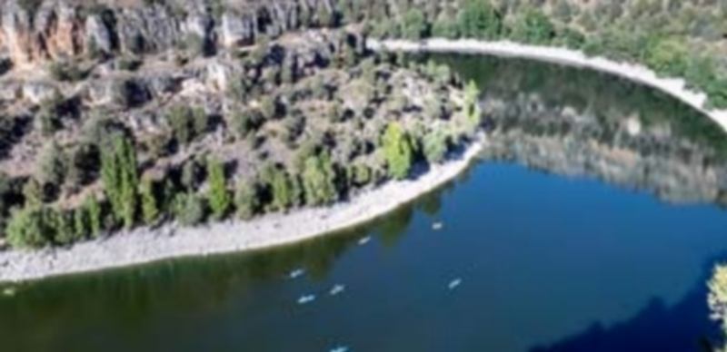 Participantes de la iniciativa ‘piragüismo gastronómico’ en familia durante una de las ediciones pasadas. / KAMARERO