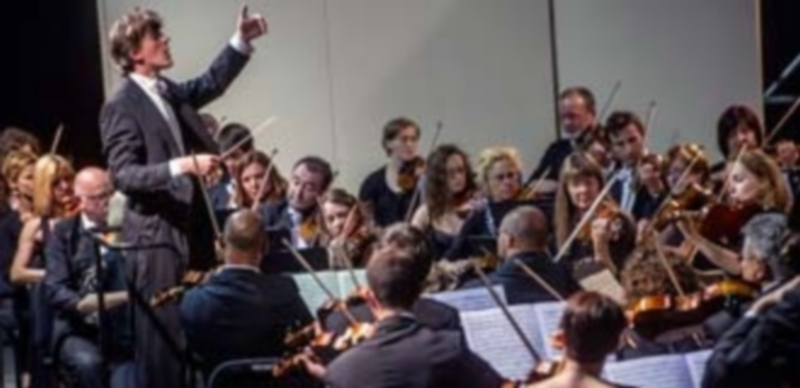 La OSCYL estuvo dirigida por el belga Michiel Delangue. / Kamarero