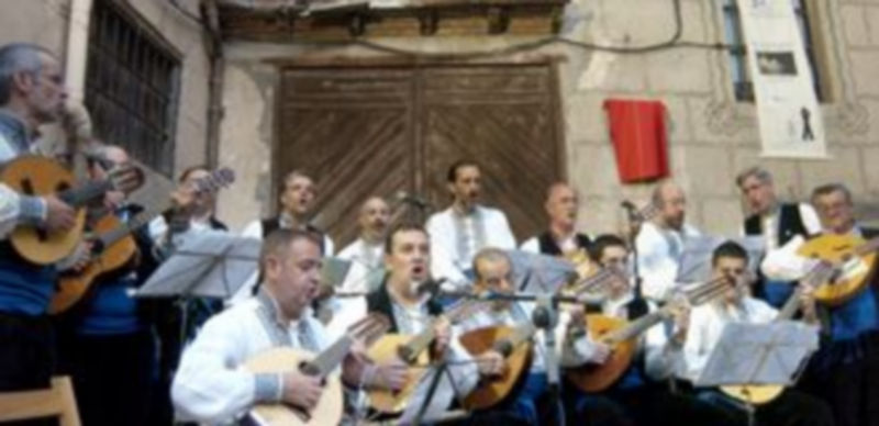 Los integrantes de La Ronda Segoviana repasaron el programa del ciclo con sus voces e instrumentos./Kamarero