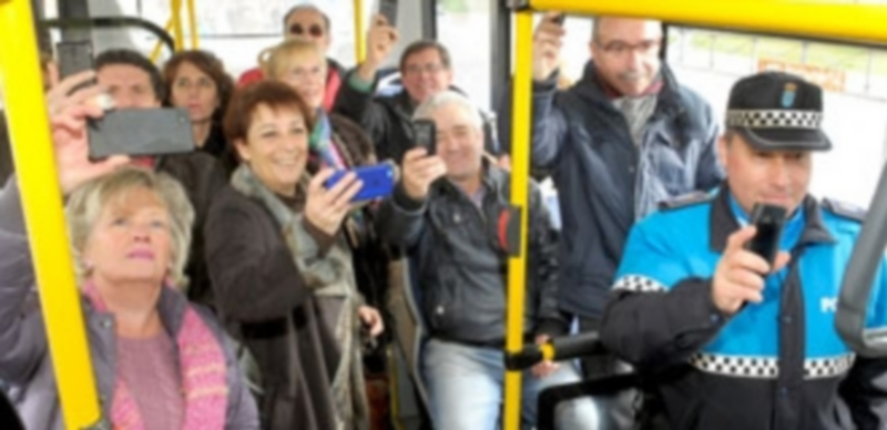 Los participantes en la campaña emplearon sus teléfonos móviles para autofotografiarse dentro del autobús. / Kamarero