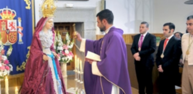 El sacerdote Adolfo Sendón bendice la imagen de la virgen en el altar mayor de la iglesia./Kamarero