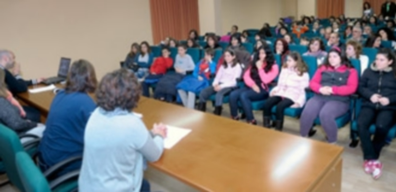 Los profesores del centro dieron detalles de la actividad educativa que se desarrolla en el ‘Giner de los Ríos’. / Kamarero