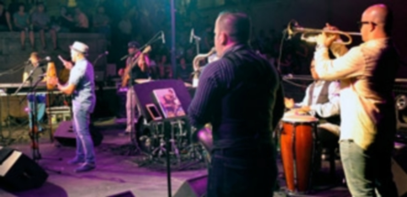 La banda Tiempo Libre llenó la noche del jueves la plaza de San Martín con sus ritmos latinos. / Kamarero