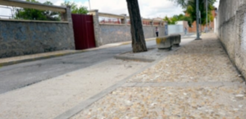 Una de las actuaciones previstas consiste en reparar las aceras de la calle Ávila