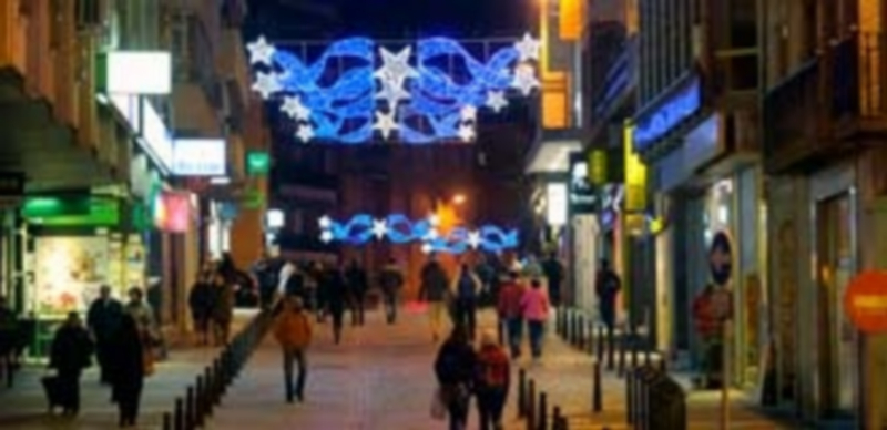 Arcos de luces instalados en la calle Gobernador Fernández Jiménez