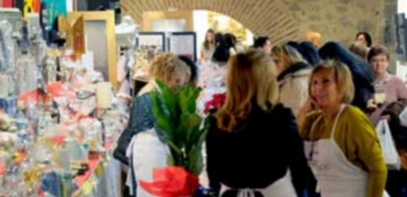 Voluntarias de la Asociación contra el cáncer se han colocado el delantal para atender al público que acuda a la cafetería y expositores del rastrillo / kamarero