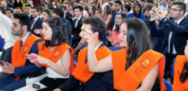 Los egresados fotografían a sus compañeros y se hacen selfies con las bandas y diplomas recibidas en la gala. / kamarero