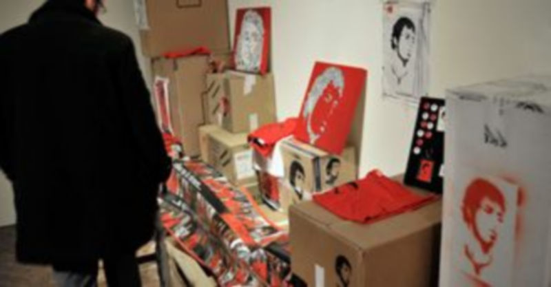 La exposición incluye un total de 19 obras sobre todo tipo de soportes. En la imagen