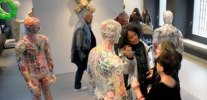 Montiel conversa con la concejala Claudia de Santos entre los ‘homoconsumptores’ de la muestra. / KAMARERO