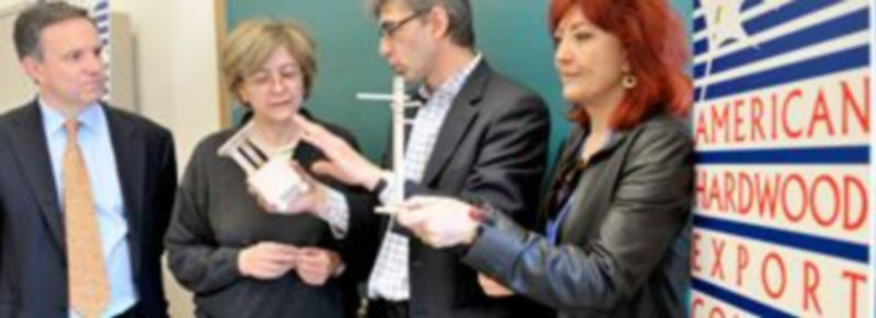 Representantes de Hay Festival y las asociaciones de la madera