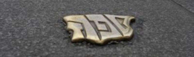 Placa situada en la Plaza Mayor