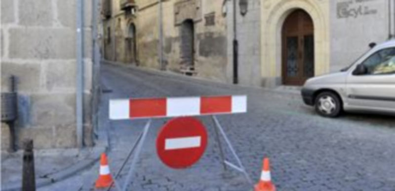 Las obras comenzaron ayer en Leopoldo Moreno. La calle permanecerá cerrada al tráfico hasta el próximo viernes. / A.B.