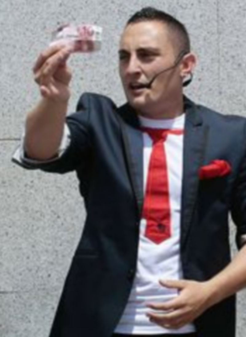 Héctor Sansegundo durante una de sus actuaciones en La Granja. / L. M.