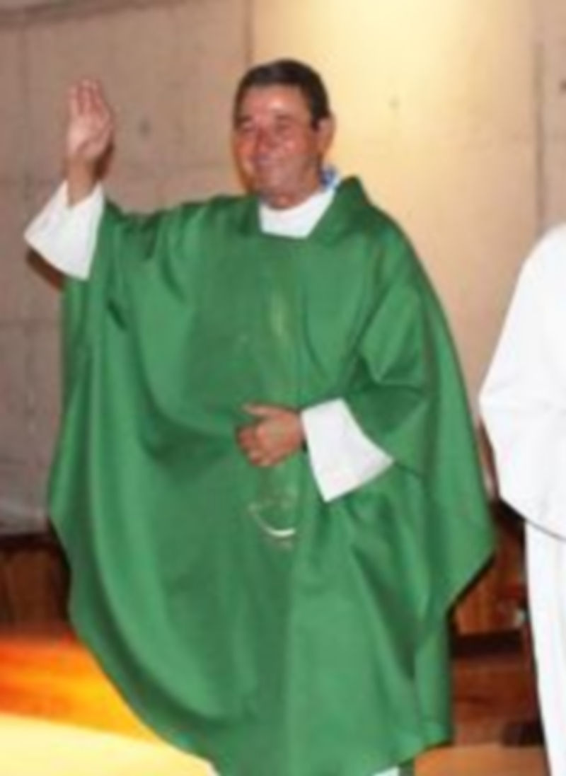 Una alegre despedida 1 El sacerdote saluda emocionado a los feligreses tras culminar la eucaristía./ M.G.