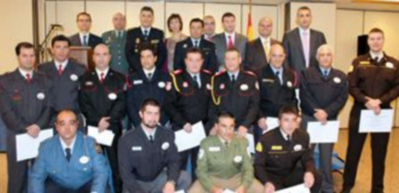 Los vigilantes galardonados posaron junto a las autoridades. / M. Galindo