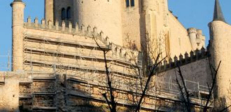 Los andamios pueden verse ya instalados en las zonas más visibles de la fortaleza. / M. G.