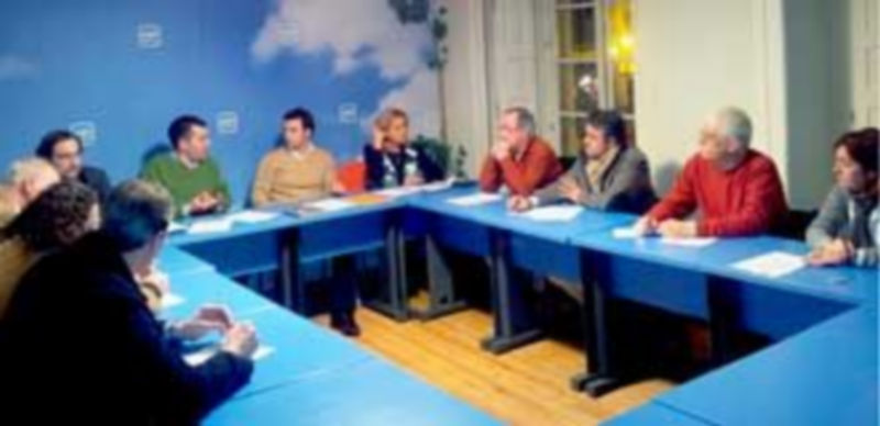 El PP explica a ASETRA los cambios en la Ley de Transporte Terrestre 1 Un momento del encuentro mantenido por los parlamentarios y los empresarios del sector agrupados en ASETRA. / EA