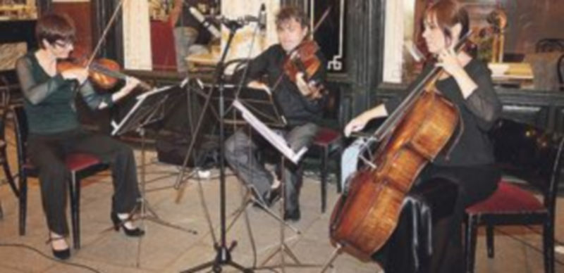 La formación ‘Nowhere Trío’ durante una actuación en el Restaurante La Concepción-Bar Negresco. / Lara Mazagatos