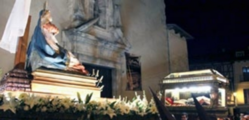 Encuentro en la Virgen de la Dolorosa y el Cristo Yacente en la Plaza Mayor