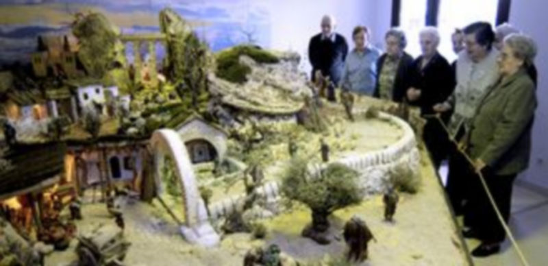 Un grupo de personas contempla la magnífica ambientación del belén de las Hermanitas. / Alberto Benavente