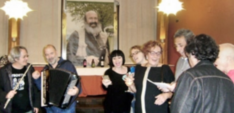 La imagen de Luis Yuguero presidió el acto de presentación del vino. / E. A.