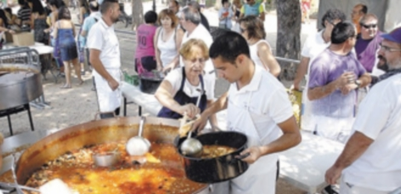Los cocineros prepararon judiones para unas 1.200 personas en la Alamedilla ‘Mariano Contreras’. / J.M.