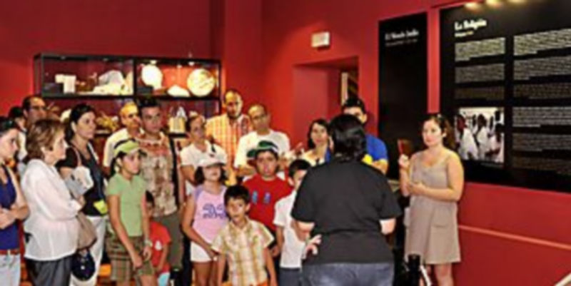 Fotografía de archivo de una visita guiada por la antigua aljama segoviana. Interior del centro didáctico de la Judería. / Juan Martín