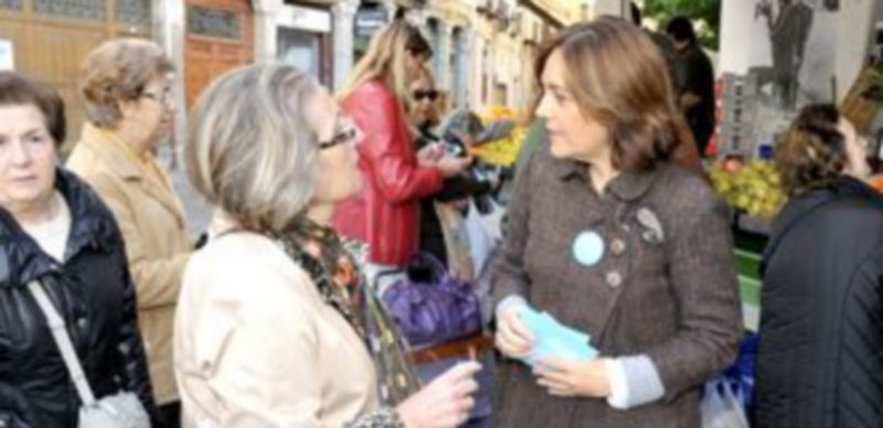 Beatriz Escudero repartiendo propaganda electoral. / El Adelantado