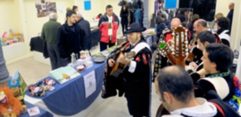 La tuna de Magisterio puso la nota musical a la inauguración del rastrillo solidario de la asociación. / Kamarero