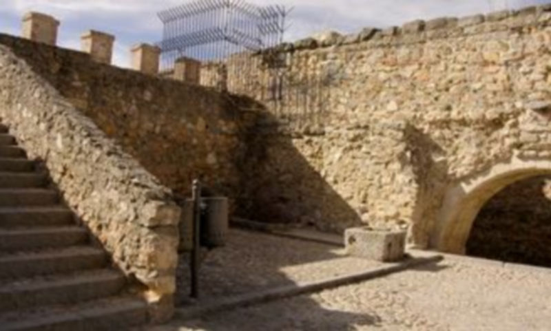 El muro adosado al adarve será eliminado. El arco (dcha) será acondicionado./L. V.