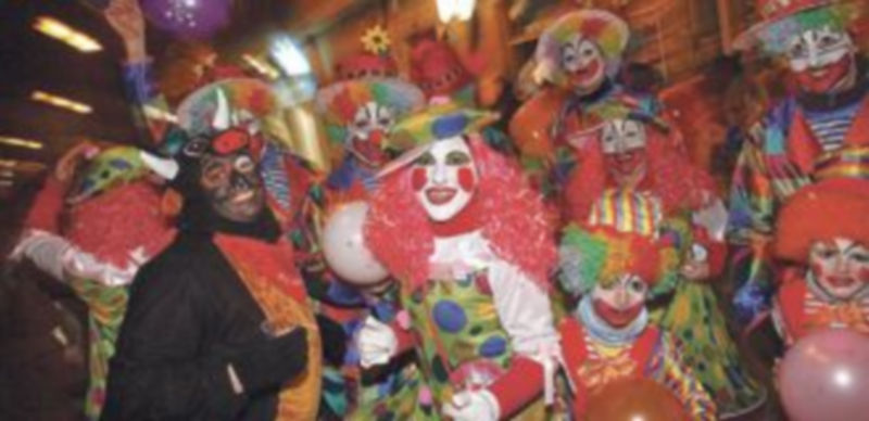 El desfile principal del sábado por la noche contó con gran participación y afluencia de público a pesar de las bajas temperaturas. / Gabriel Gómez