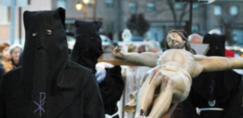 Los penitentes acompañaron la imagen del Cristo de la Salud