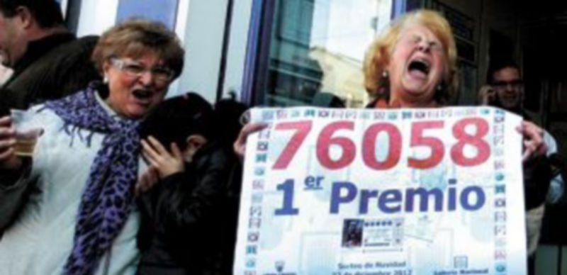 Unas mujeres muestran su euforia en la administración agraciada en Manises (Valencia)